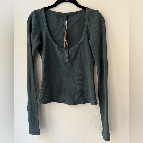 SKIMS WAFFLE SLEEP LONG SLEEVE HENLEY TOP IN SPRUCE M - Picture 5 of 6